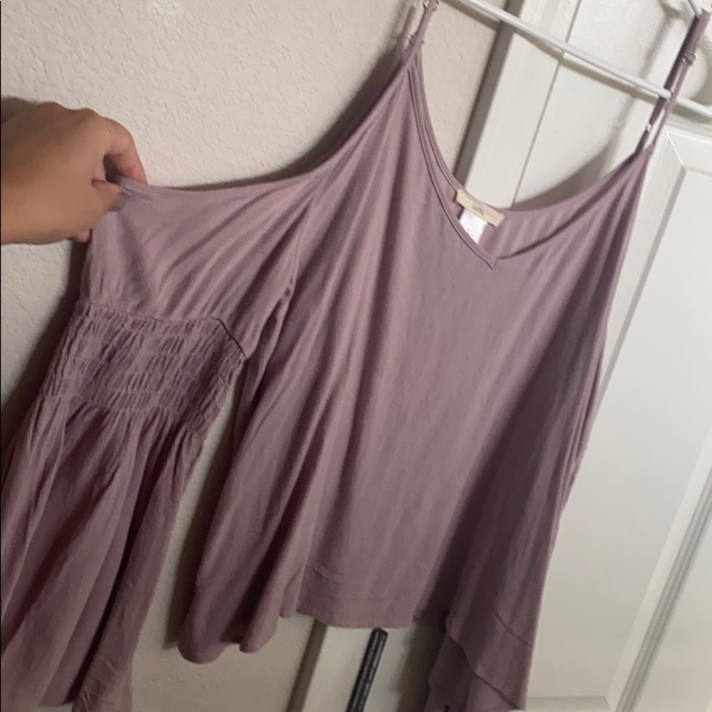 Light purple/lavender cold shoulder flowy top